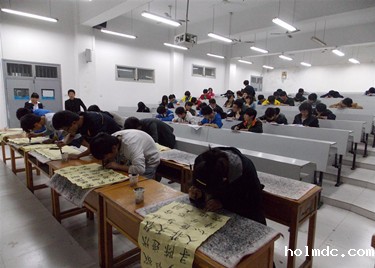 挥毫书墨彰显电院学子人文情怀