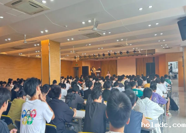 伟德1946还可以邀请校外专家开展专题讲座