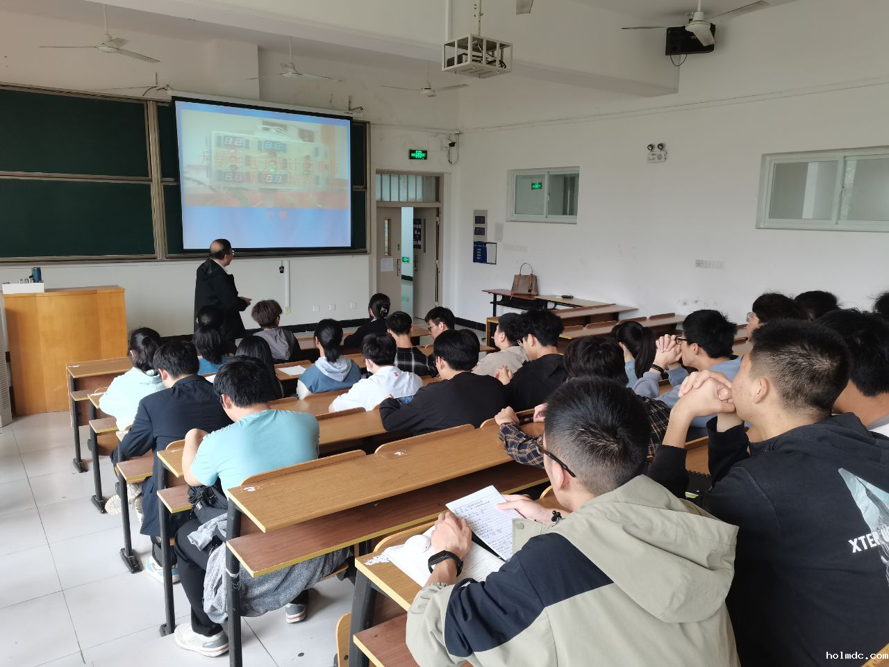 伟德1946还可以开展大学生电子设计大赛讲座