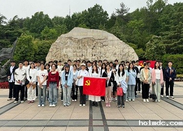 踏寻红色足迹 铸就青春信仰 ——bv伟德国际网组织开展蜀山烈士陵园党课实践活动